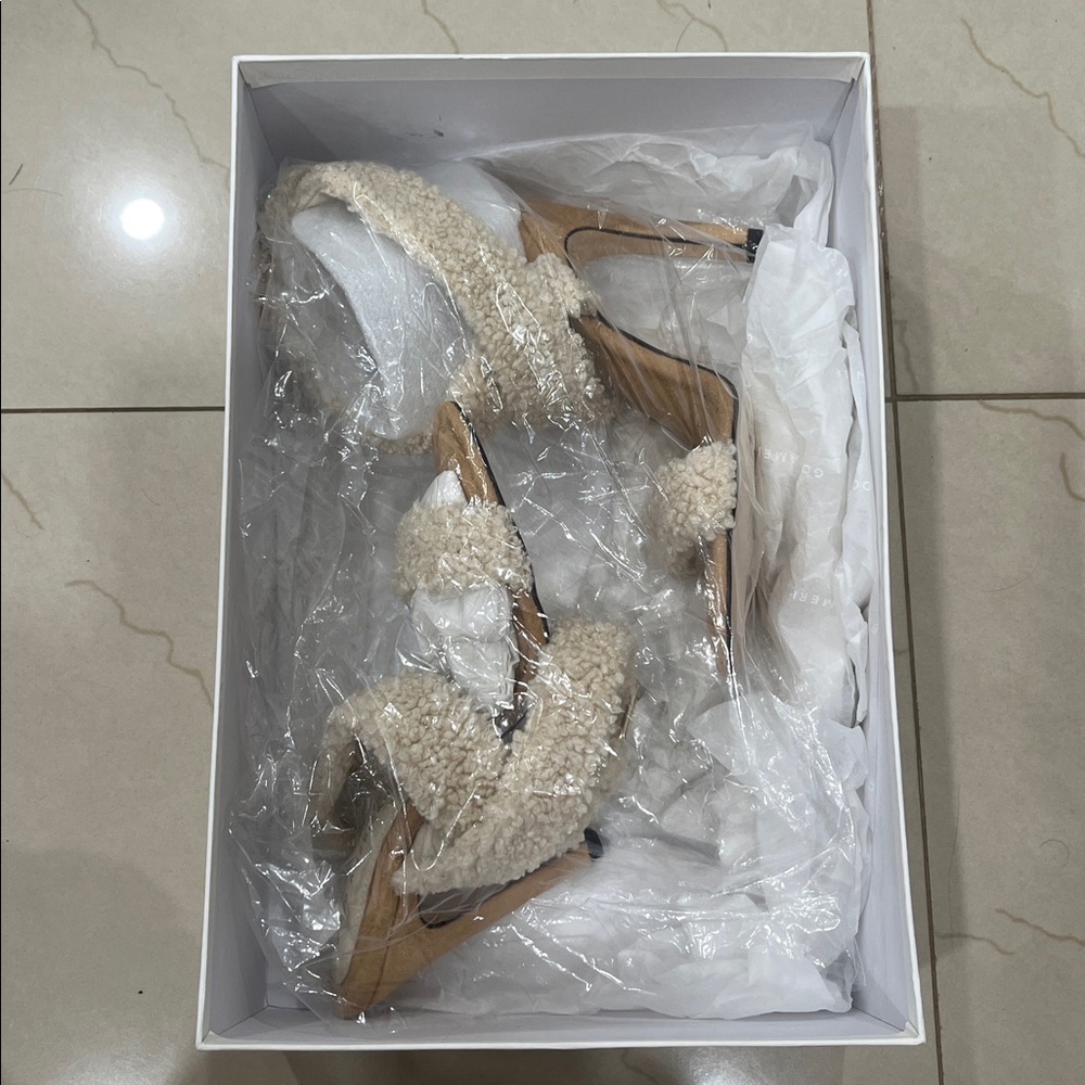 GOOD AMERICAN • Women’s Cream Faux Shearling Ankle Strap Heels Size 7 NIB - Picture 5 of 7